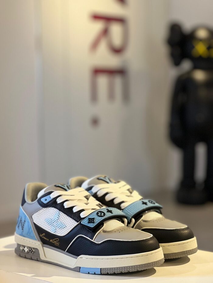 LV Trainer Blue Monogram Velcro - Imagem 4
